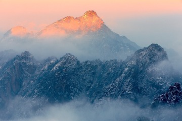 雾朦胧山朦胧