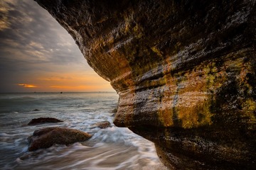 岩洞中看洞外海上日落-涠洲岛