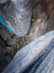 山谷,冰川，雪融湖和营地帐篷
