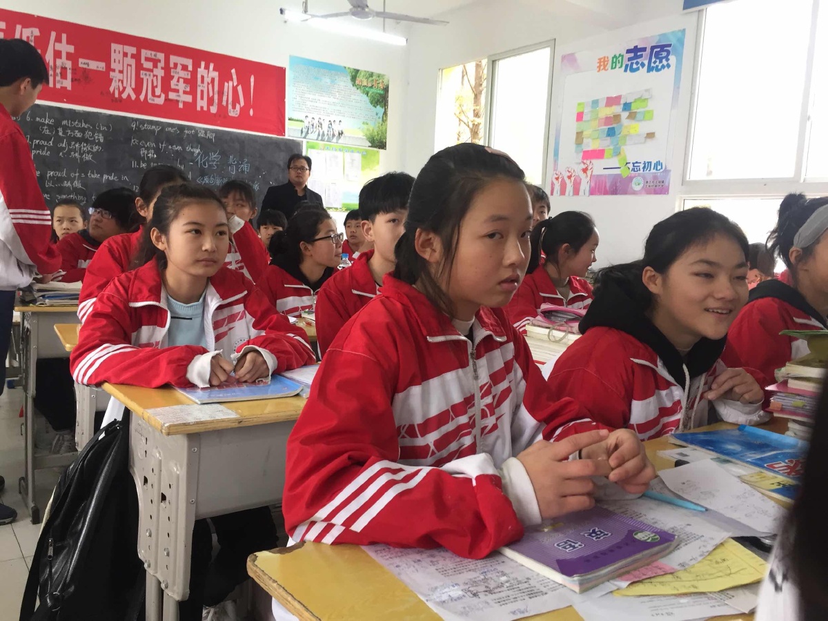 潜江市王场中学学生在课堂上
