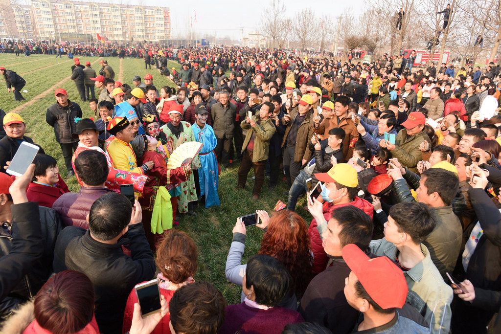 邢台市南和县距今2000多年的抬黄杠大型社火表演,吸引了八方