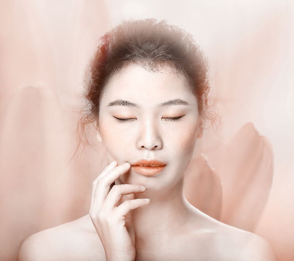 感觉她长得有点像吕燕 就试着给她拍了几张 出来的片子整体看上去有点怪 