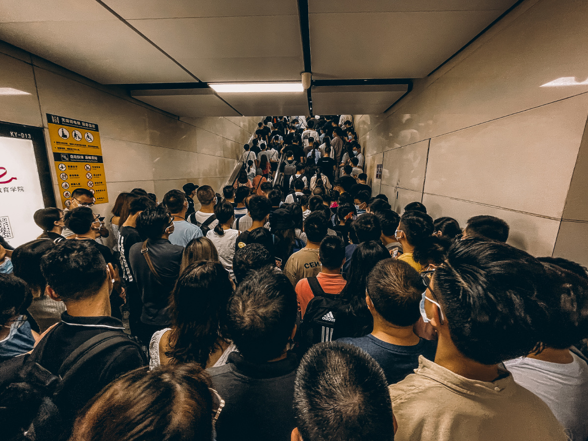 雨天高峰期的地铁站