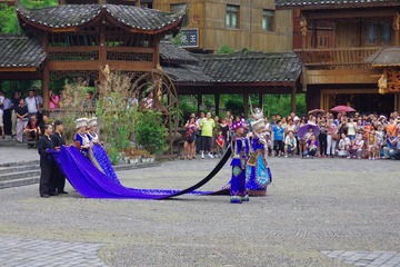 IMGP1089苗族大婚时候的服饰表演.JPG