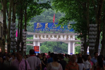 IMGP1885公园门口游人如织，还好园里够大~~超级大~~.JPG