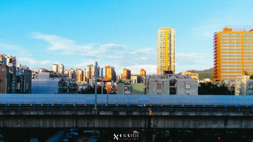 568573