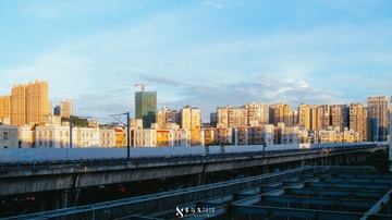 568593