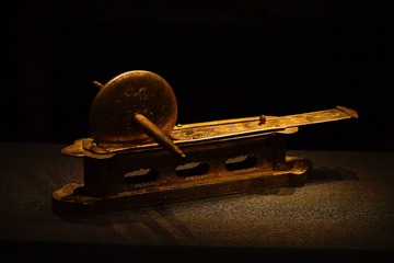 330570
