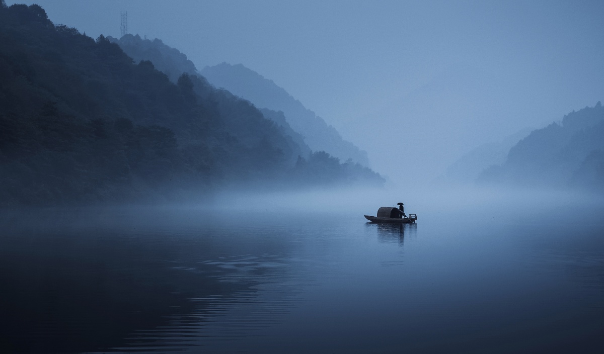 两岸青山相对出孤帆一片日边来湖南郴州东江湖东江雾青山与流水渔家与