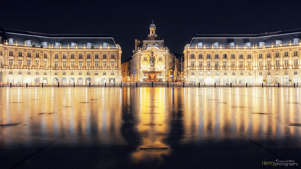 波尔多标志性的镜面广场，其中反射是由路边一个巨型水面形成的。当水面流淌时，配合香槟色灯光，就像华尔兹般柔和唯美，满满溢出法国的浪漫。