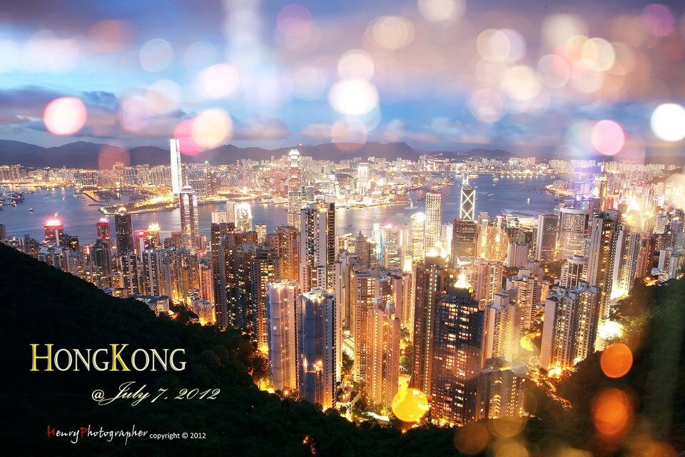 日落太平山<br />
花了2个多小时挤上太平山拍的,见证了香港从黄昏到黑夜的全过程,这是其中一张片子,双重曝光,摄于香港太平山。