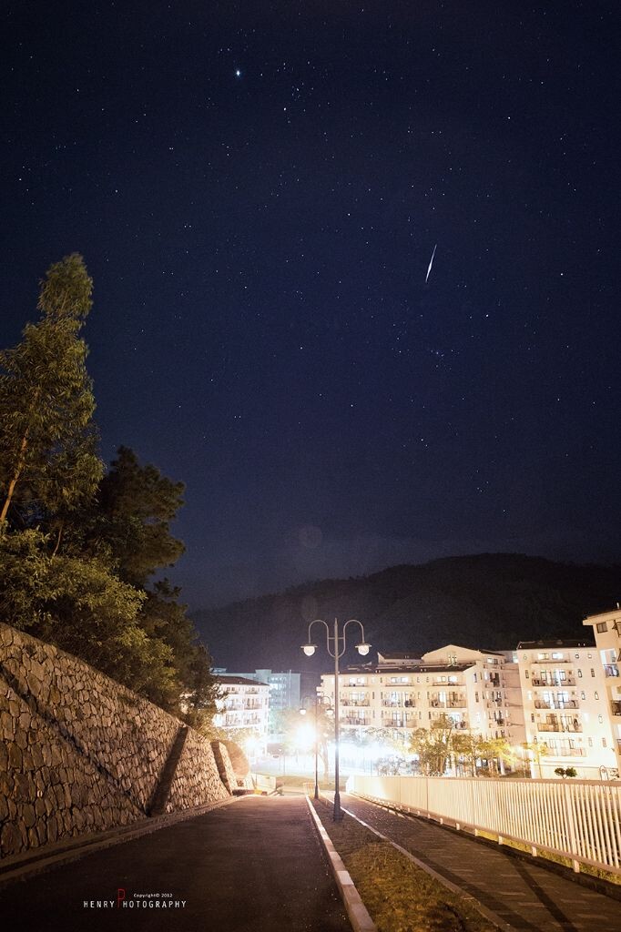 是日校园夜景<br />
关键词：UIC、文化小镇、夜景、星空、流星。（f5.6 iso3200 15s)