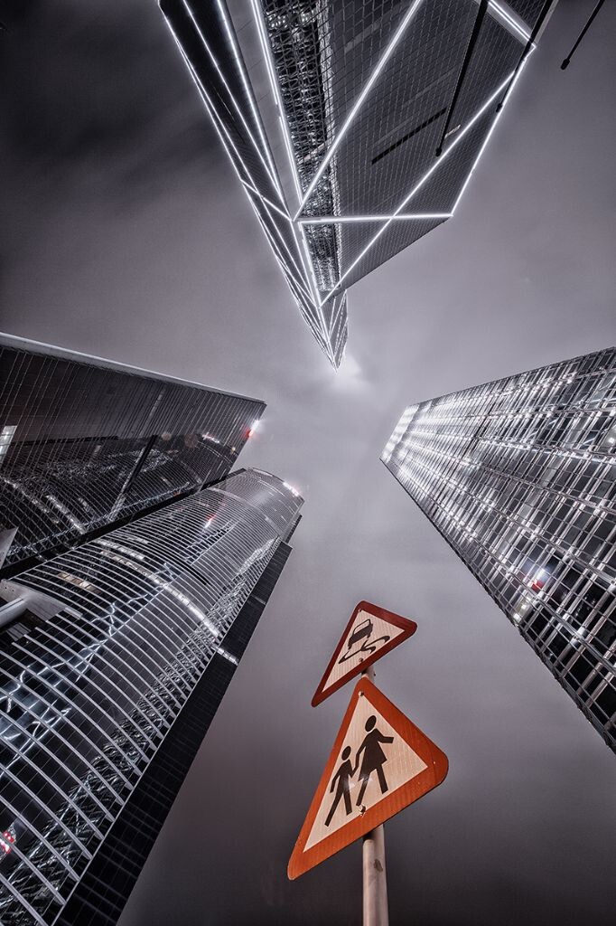 &lt;行走在巨人间&gt; <br />
拍过这么多香港的照片，这张我觉得是角度最特别的。12mm广角的配合下，一个讨喜的构图，一张爱不释手的照片。<br />
