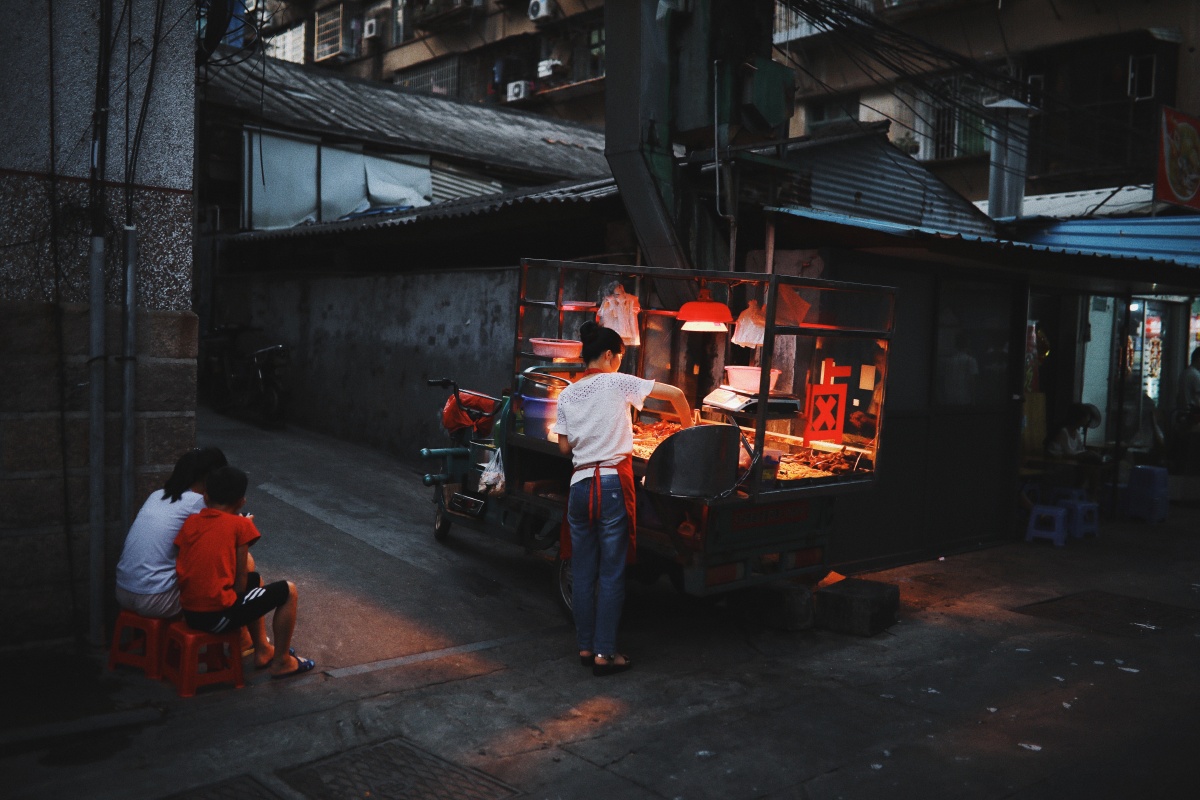 在潮起潮落中品市井生活