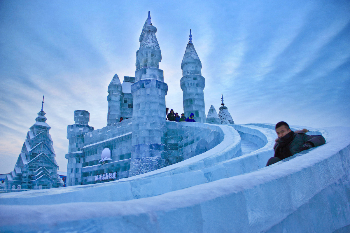  br /> 记忆中童年没有什么不可能,五彩的光芒,玫瑰花堆做的城堡,都在