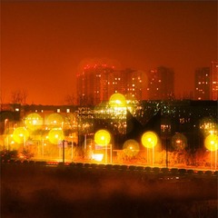 幽静的夜。喧闹的街