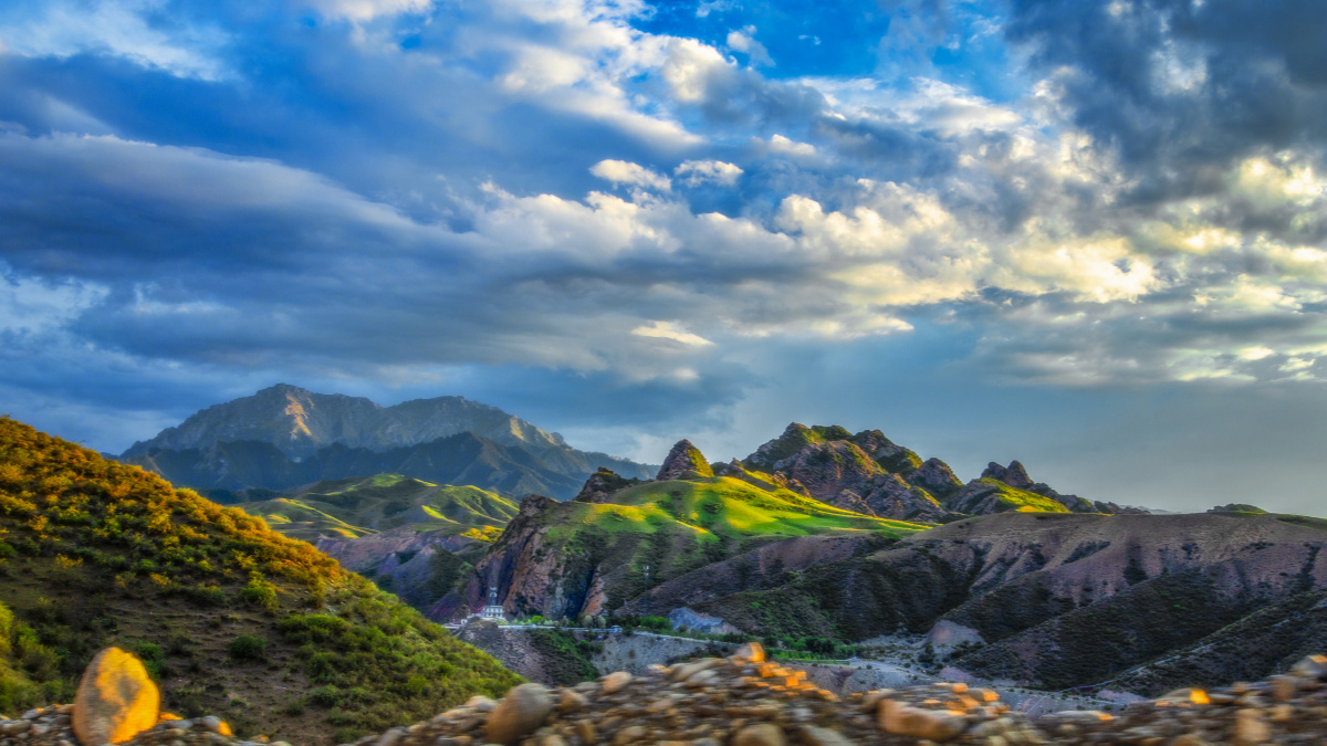 新疆101省道号称天山地理走廊