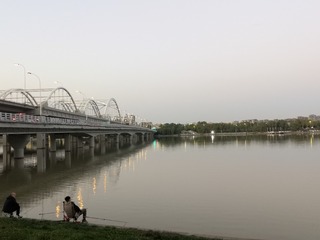 305472