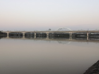 305463