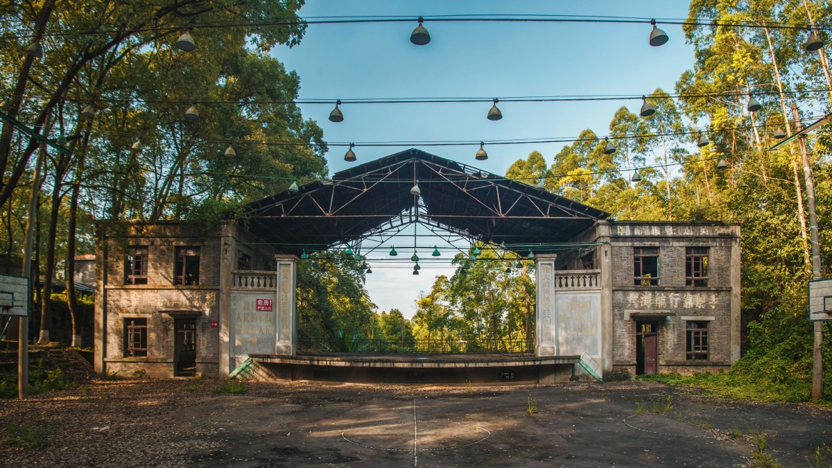 典型的三线厂,世外桃源一般.破损但恢弘的建筑挣扎着往日的疯狂.