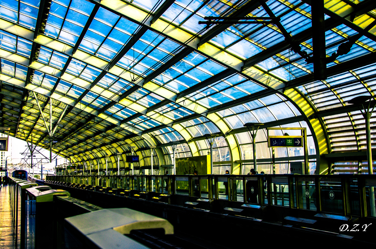 小龙湾地铁站,刚拿起机器地铁就开来了,慌忙按下快门.