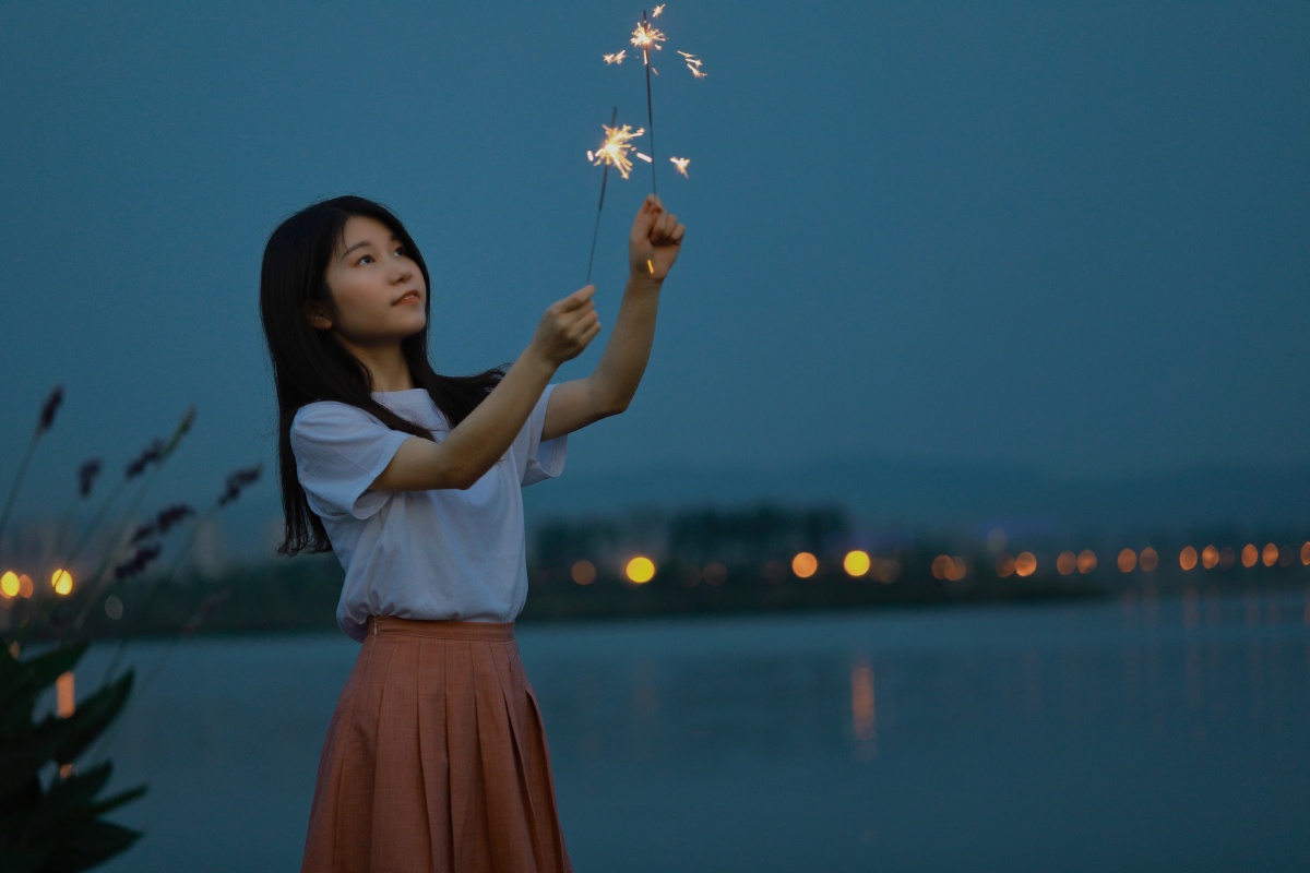 搁置了一年的烟花棒终于拿出来使用了