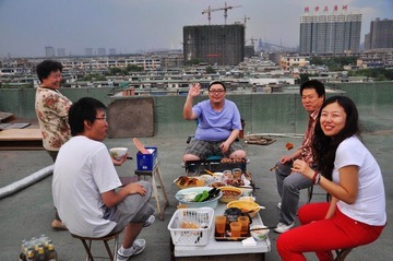 画面从左至右：墩的伟大的母亲、斌哥、墩、牛蛙、猫！还有镜头这边的我！五人皆为黄埔贱校成员，常委！