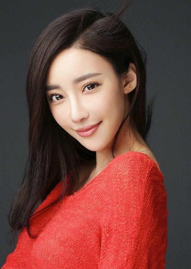 甜美活力红装姑娘