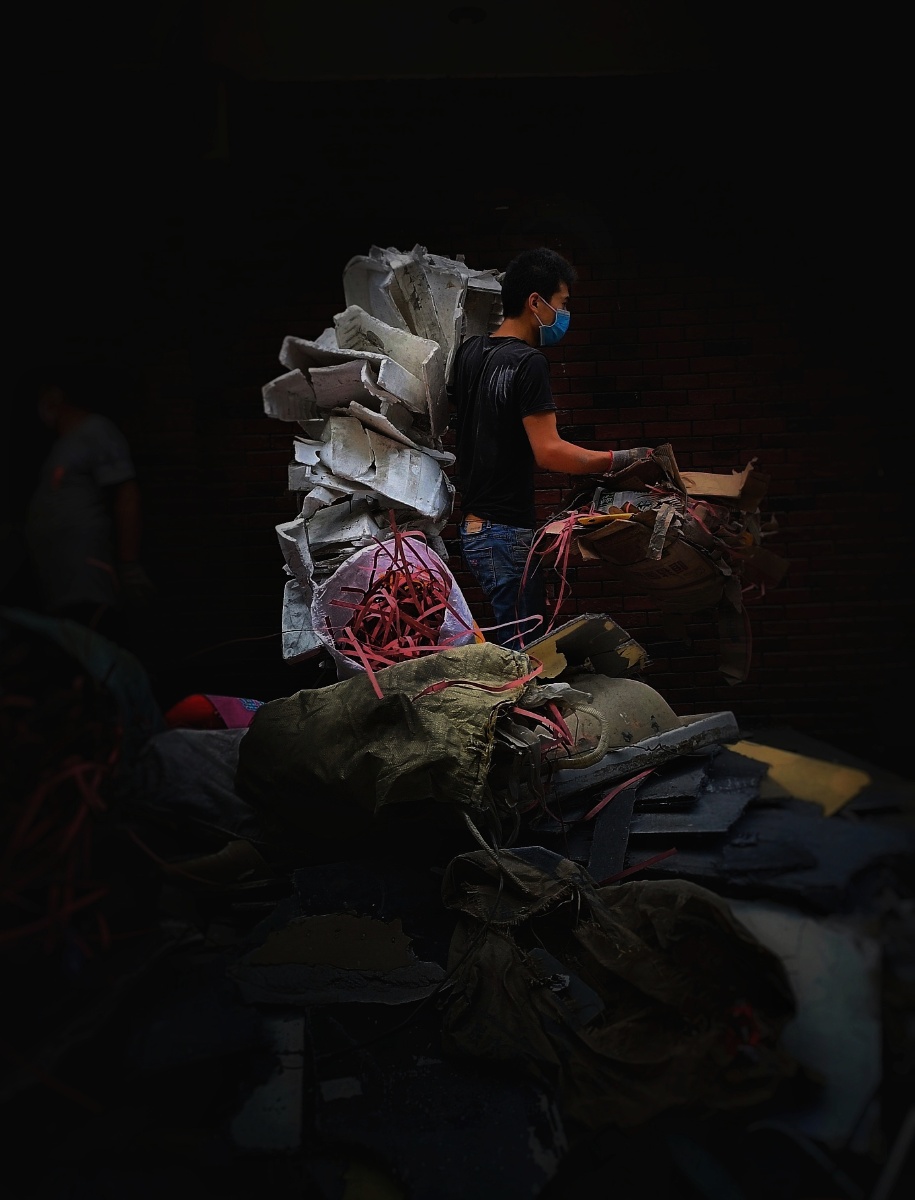 街边商铺重新装修,边拆边装,赶着工期;工人们也边施工边清理,紧张