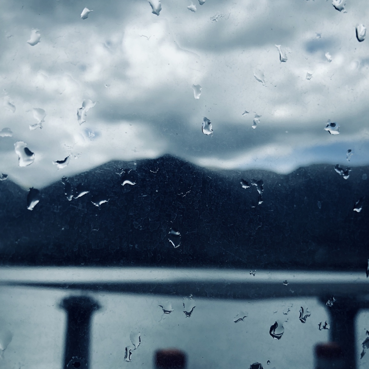 下雨的时候总有人伤心