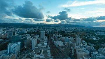 137013