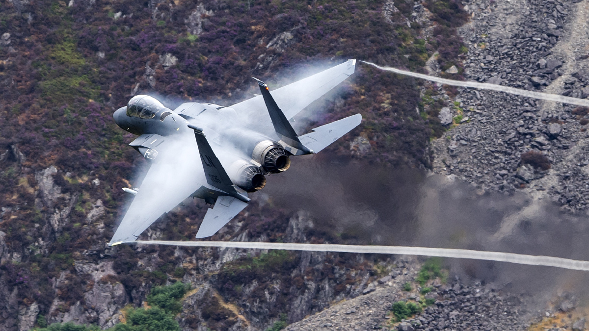 美国空军f15e攻击鹰战斗机穿越音速峡谷