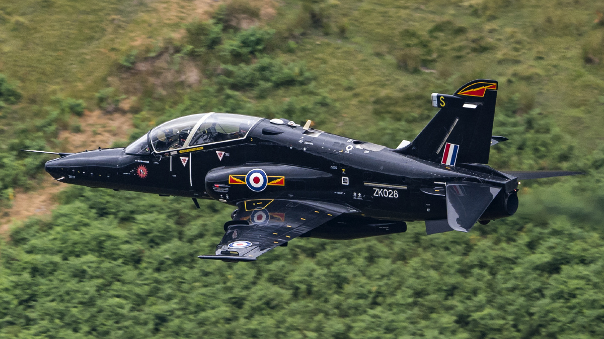 英国皇家空军鹰式教练机穿越音速峡谷