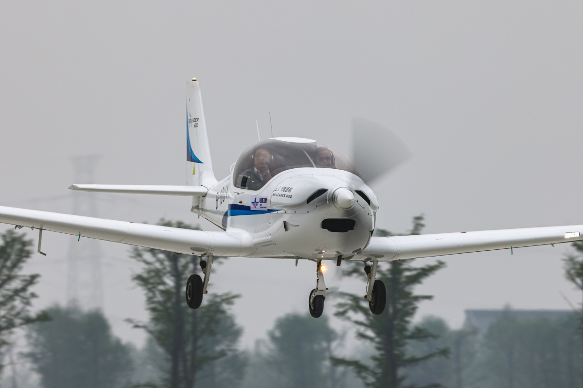云上飞鹰通航skyleader600飞机