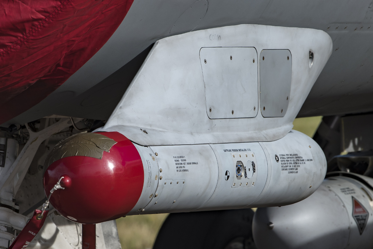 f16战斗机机载吊舱资料图