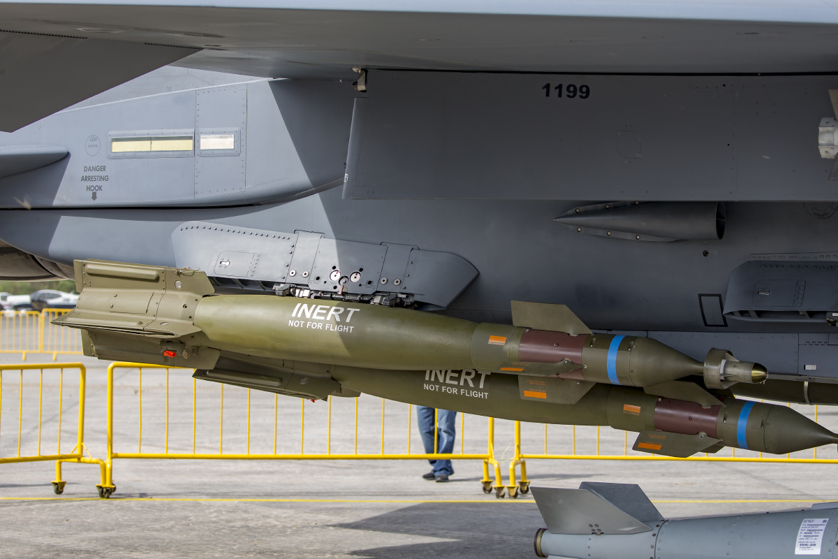 实拍新加坡空军f-15sg多用途战斗机 各型导弹和炸弹细节
