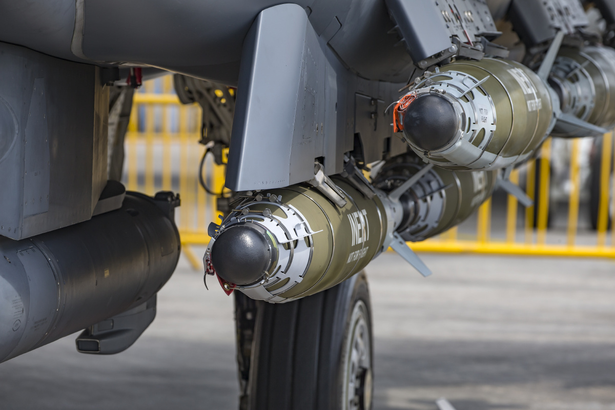 实拍新加坡空军f-15sg多用途战斗机 各型导弹和炸弹细节