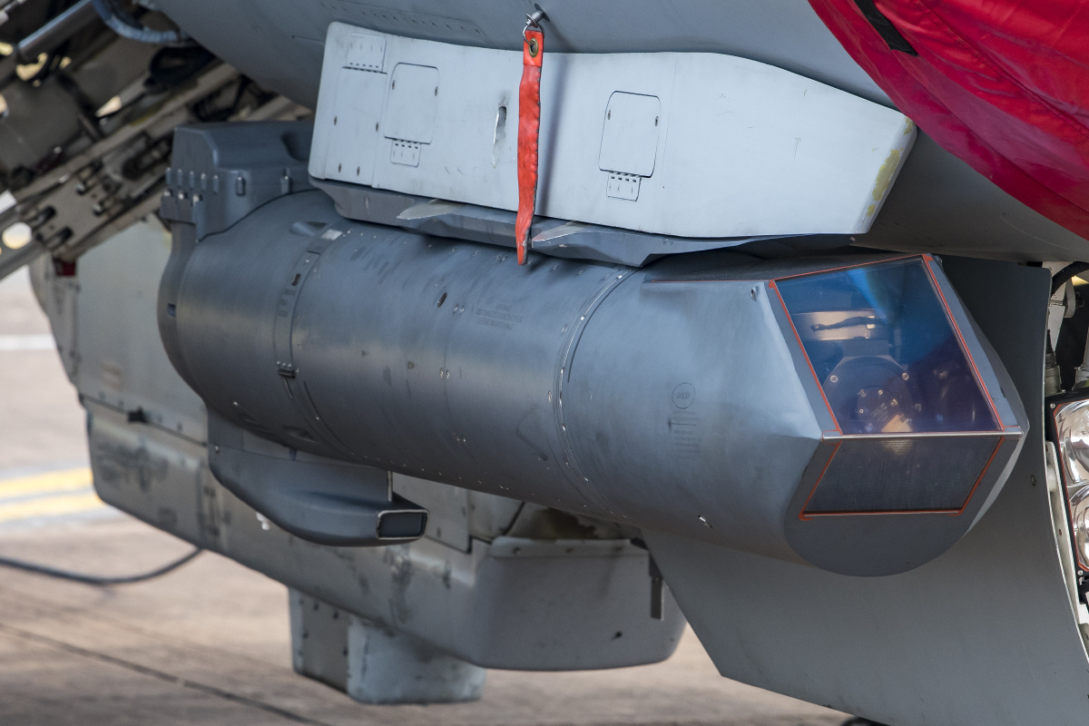 f16战斗机机载吊舱资料图