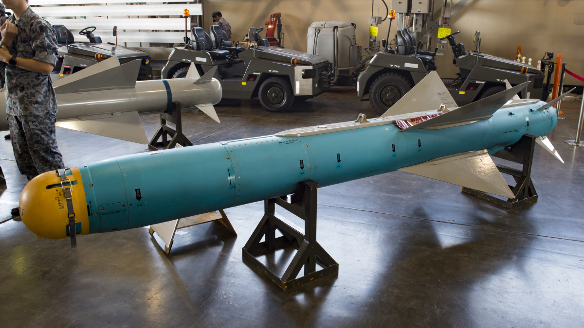 日本航空自卫队asm-3空对舰飞弹,这是f-2战斗机主力反舰兵器.