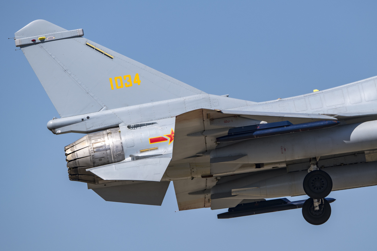 歼-10b 矢量推力验证机亮相2018珠海航展