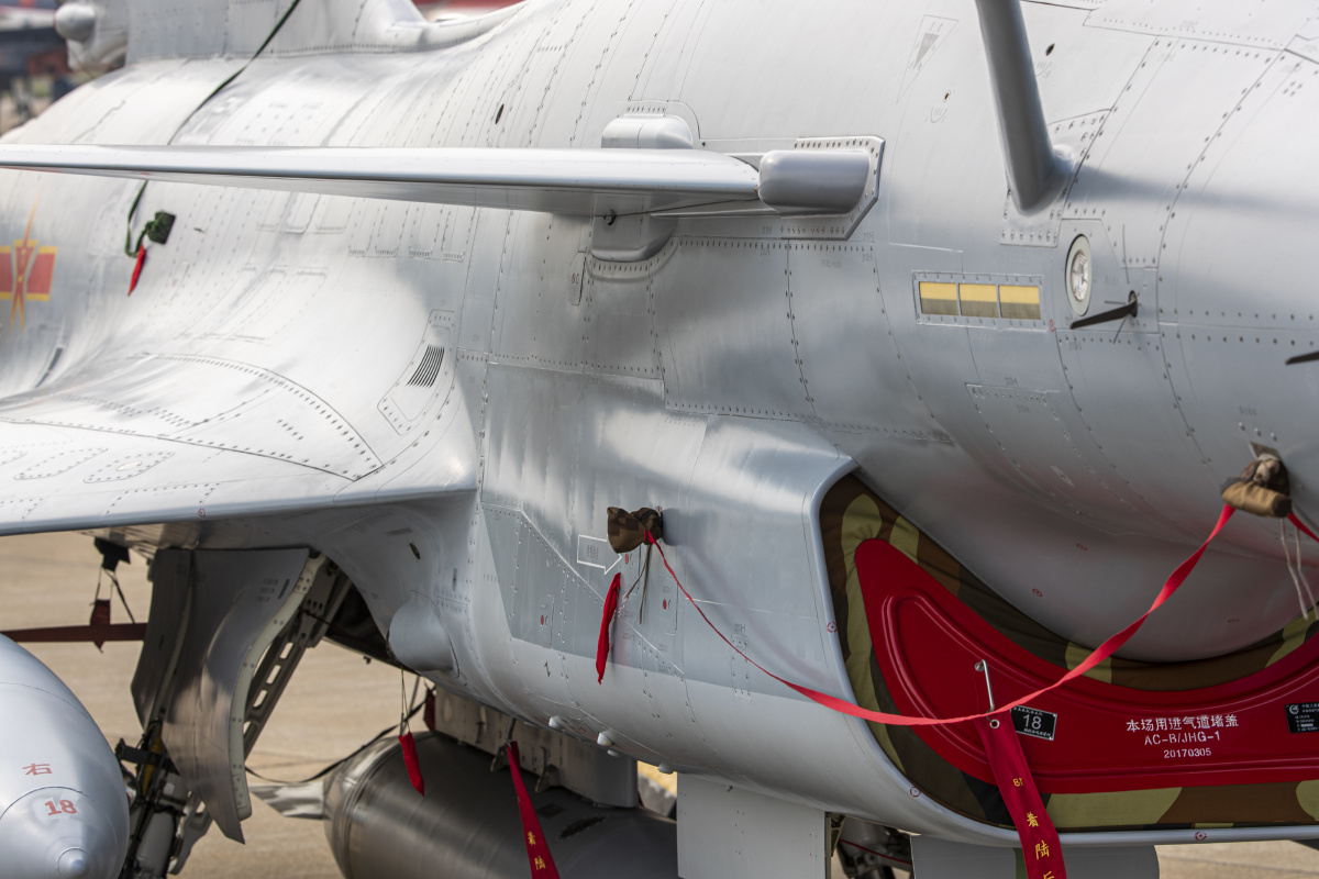 歼10b起落架机身细节