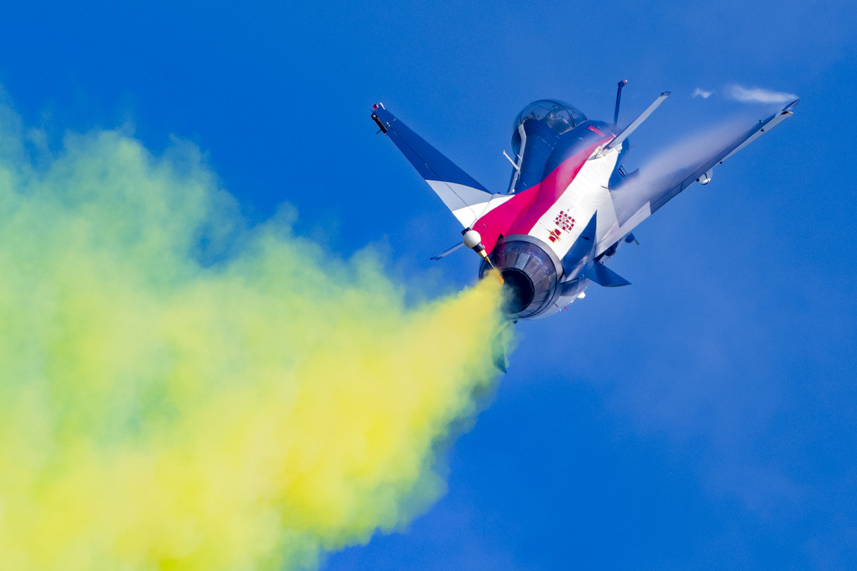 歼-10s战斗机 机动飞行展示 - 航空新视野