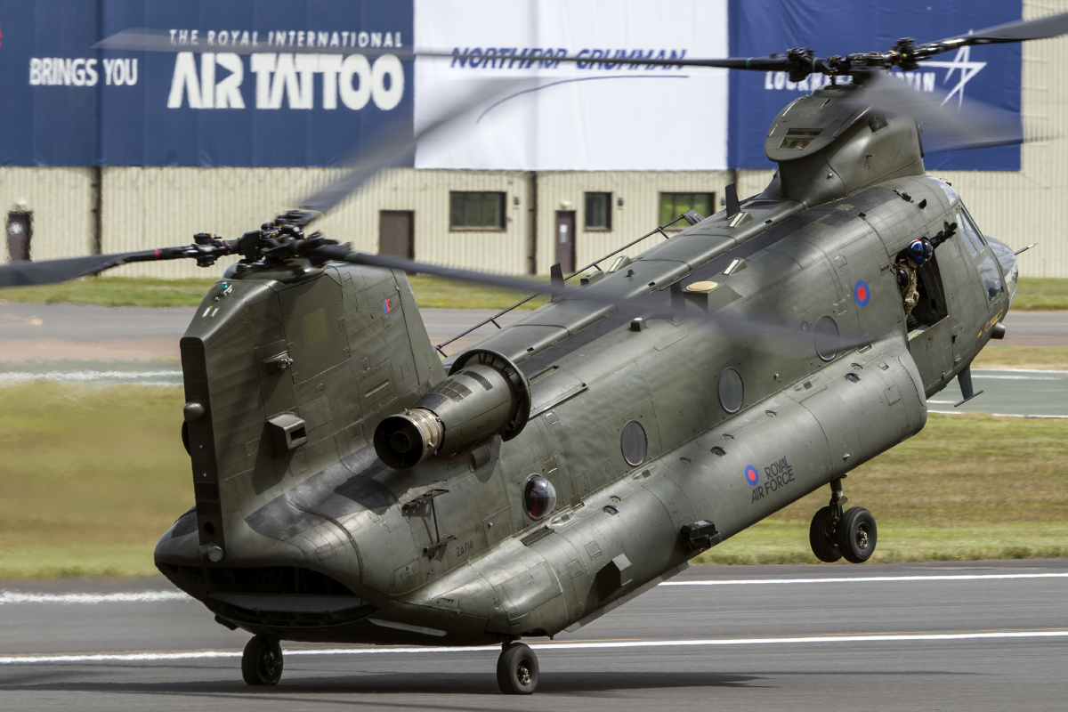 ch-47支努干直升机进行飞行表演