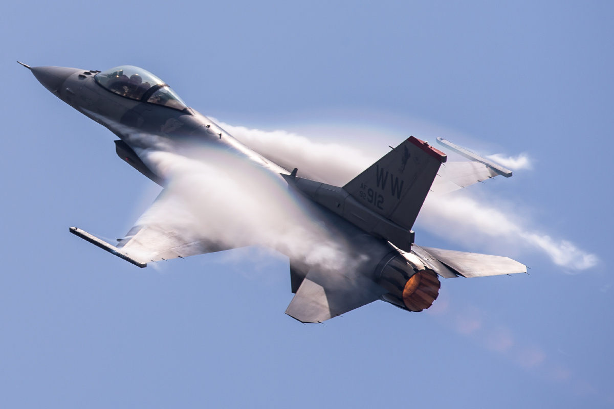 美国空军f16战斗机多次在亚太地区的航展进行飞行表演