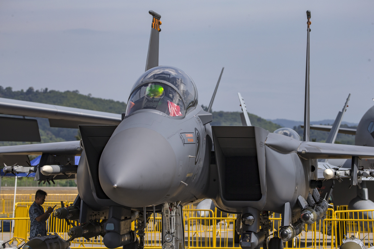 实拍新加坡空军f-15sg多用途战斗机 各型导弹和炸弹细节