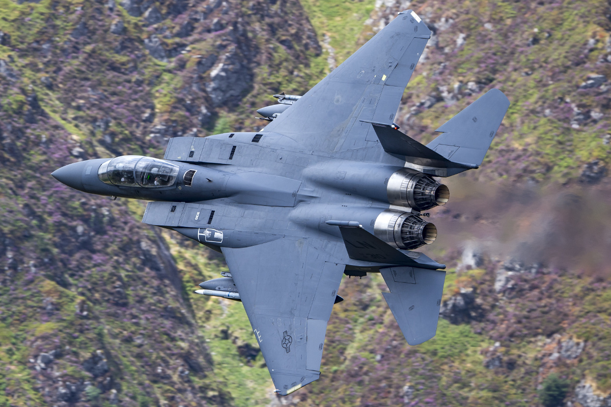 美国空军f15e攻击鹰战斗机穿越音速峡谷