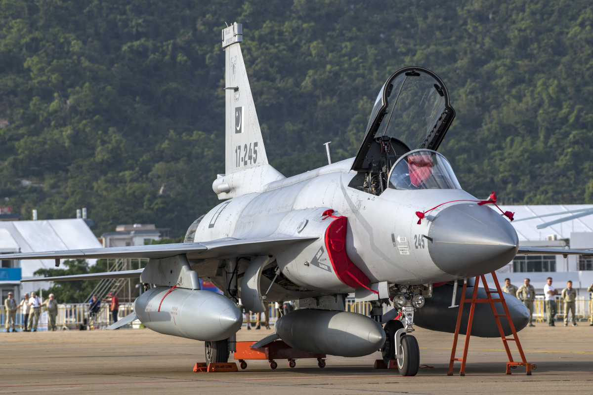 枭龙战斗机细节图