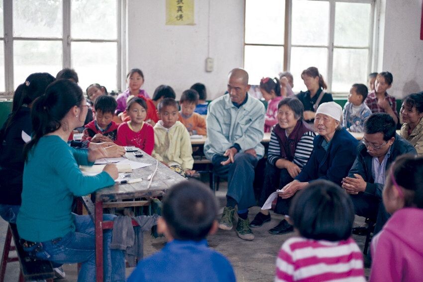 我坐着听了会儿点评,发现相当多来参加家长会的都是爷爷奶奶辈,没什么文化,也不太清楚老师讲的学习要点。但只要听到自家孙子在学校里每天的午餐都能吃饱,就开心了。学校的午餐班每个月收费60元。一天的伙食能保证有肉有菜有汤。