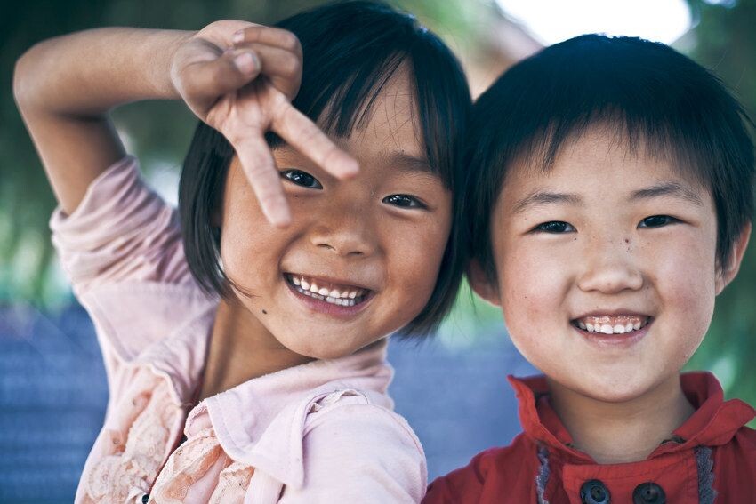 陕西省富平县庄里乡。这座乡村小学规模极小,每个年级只有一个班,加上学前班在内,全校学生共计二百多人。全都是农民的孩子。今年暑假回国,我有幸来到这些大山里的孩子们身边,花了几天时间,用相机纪录下他们的校园生活。