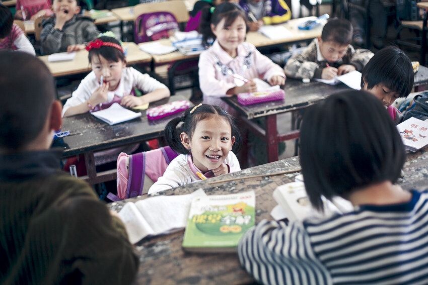 除了学前班的孩子。正常上课的日子里,所有其他的班级都要坐在教室里上课。这是一年级在上习题课。